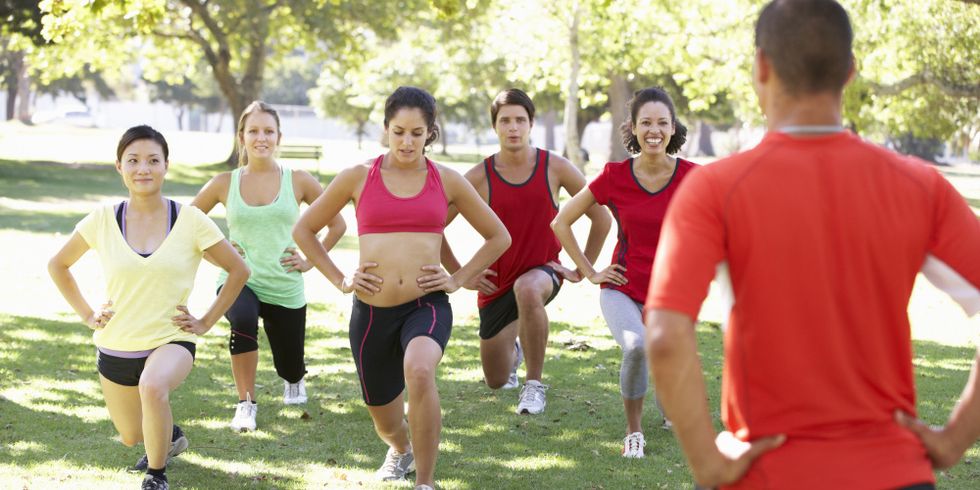 Gruppe von jungen Menschen draussen beim Sport