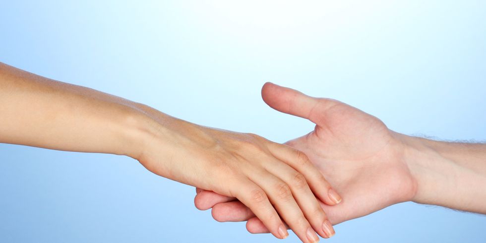 Damen Hand geht an Hand des Mannes auf blauem Hintergrund