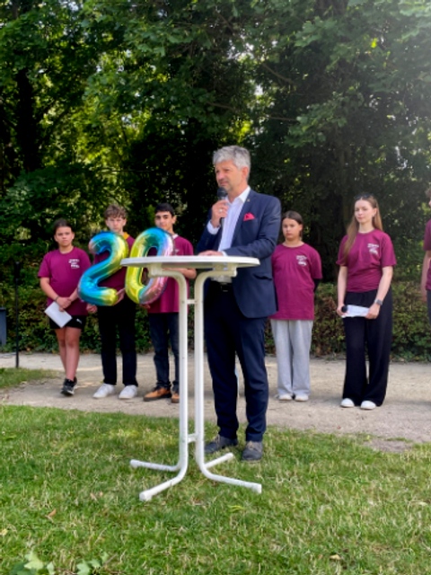 Stadtrat Oliver Schworck während seiner Rede auf dem Sommerfest am Grossen Wannsee 2025