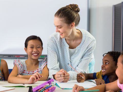 Erzieherin mit Kindern