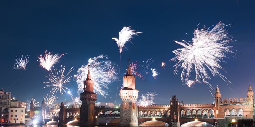 Silvester in Berlin - Raketen über der Oberbraumbrücke