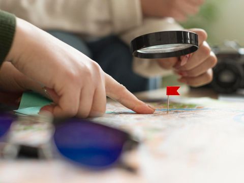 Hand die auf eine Stadtkarte zeigt