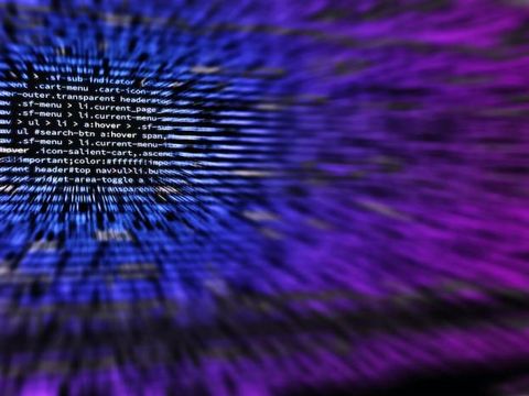 Computercode in blau lila