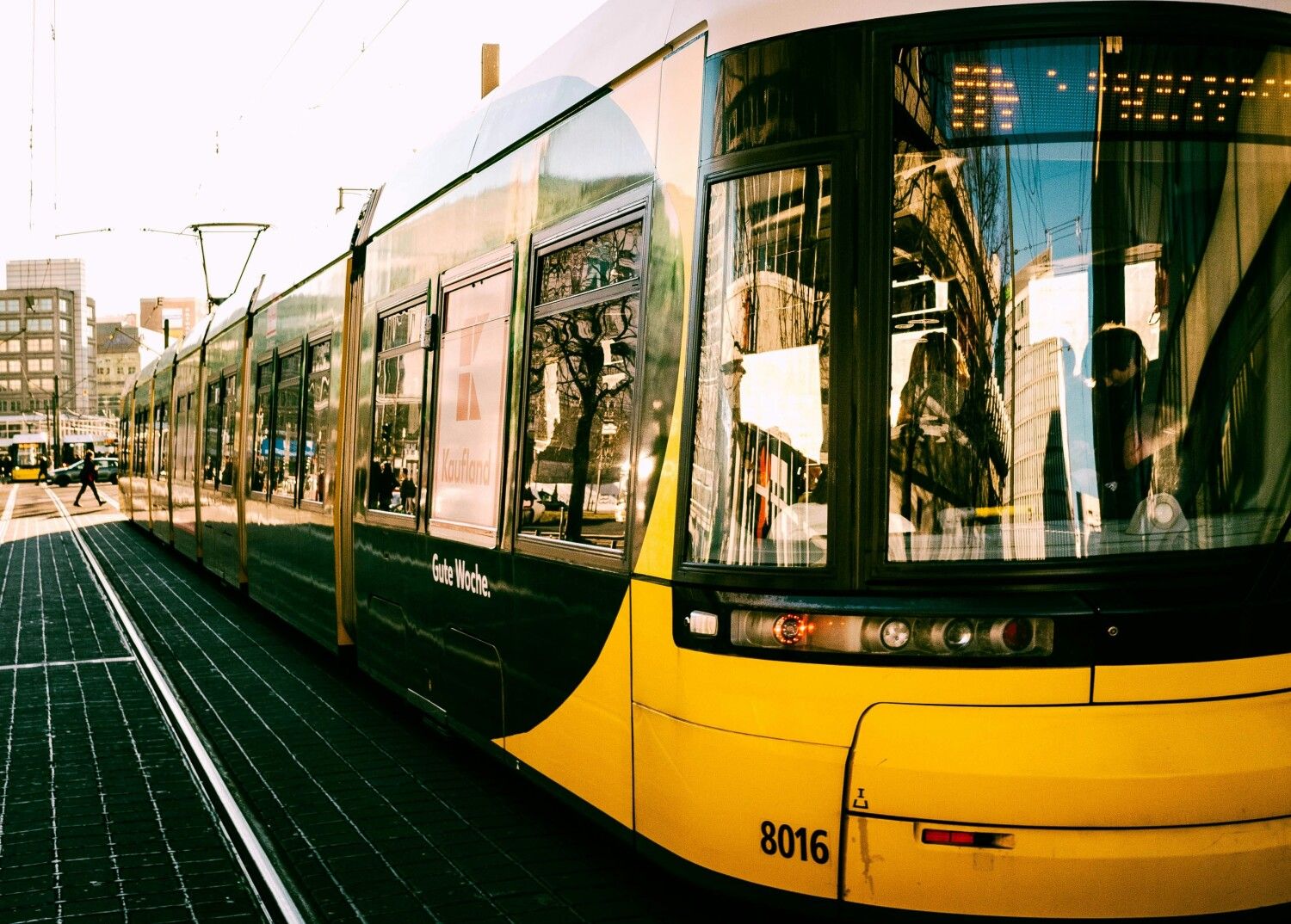 Tram fährt durch Berlin