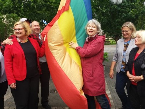 Damals wie Heute: Dr. Elisabeth Ziemer hisste 1996 als Schöneberger Bezirksbürgermeisterin erstmals die Regenbogenflagge vor dem Rathaus. (Bild: Pressestelle Tempelhof-Schöneberg)