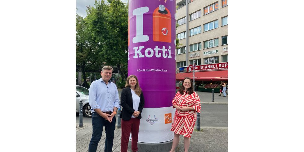 Bezirksbürgermeisterin Clara Herrmann mit Vertreter*innen der BSR vor einer Litfaßsäule mit einem Plakat der Kampagne #DontLitterWhatYouLove