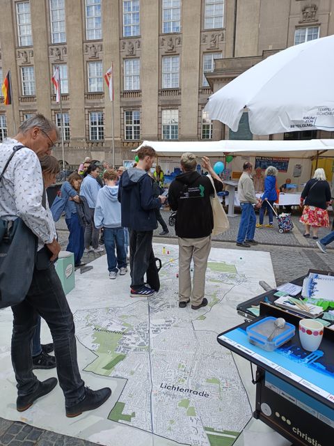 Infostand vom Raum für Beteiligung mit der großen Bezirksplane beim Nachbarschaftsfest Schöneberg 2026