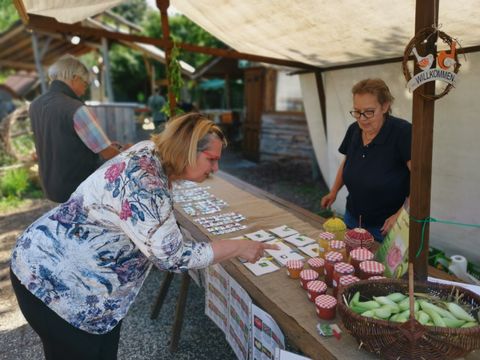 Bezirksstadträtin Angelika Schöttler (links) bestaunt die Köstlichkeiten aus den Tomaten, die auf der Naturschutzstation angebaut werden
