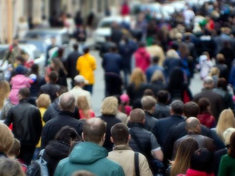 Menschenansammlung auf einer Straße