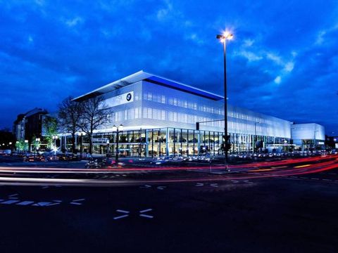 BMW Filiale Kaiserdamm Nachtaufnahme
