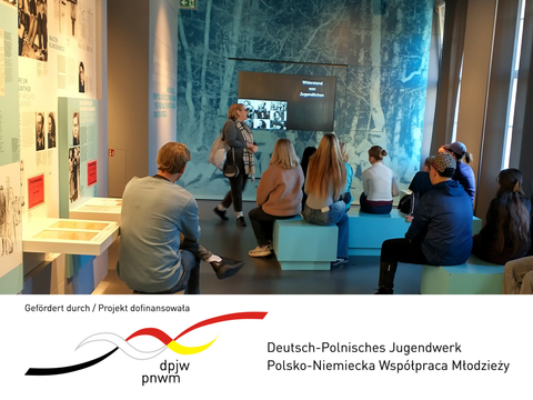 Im Ausstellungsraum der Gedenkstätte deutscher Widerstand gibt eine Frau Jugendlichen eine Führung.