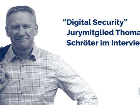 Mann lächelt in die Kamera