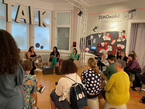 Talk der Critical Young Friends in der aktuellen Demokratie-Ausstellung des Jugend Museums, hier mit der Aktivistin und Rapperin Sorah (Bild: Jugend Museum)