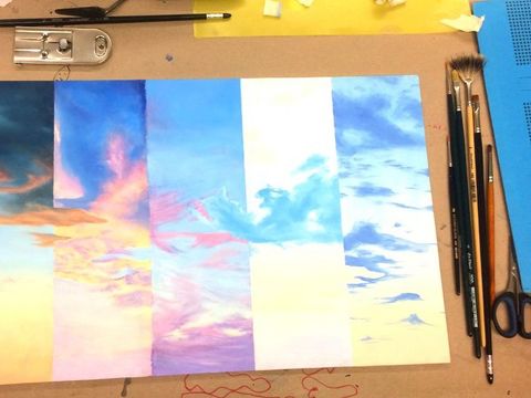 Malerei-Mappenkurs: Arbeitsplatz mit Studienblatt, das Wolkenmotive zeigt. (Bild: © Jugendkunstschule Pankow)