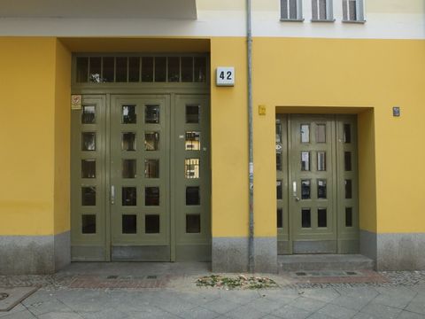 Hauseingang Sybelstr. 42 (Bild: Stolpersteine-Initiative CW, Hupka)