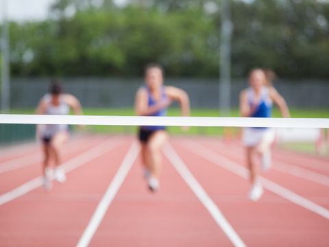 Athleten rennen dem Ziel entgegen