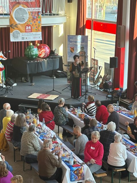 Bezirksbürgermeisterin Demirbüken-Wegner heißt die Gäste zum traditionellen Weihnachtsessen herzlich willkommen. (Bild: BA Rdf)