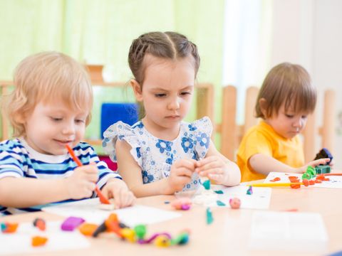 Drei Kinder basteln in der Kita