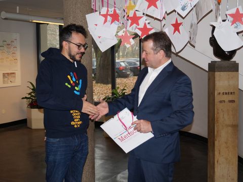 Bezirksbürgermeister Frank Balzer (r.) und Fayez Gilke, Vorsitzender des "Schenk doch mal ein Lächeln e.V. bei der Eröffnung der Wunschbaumaktion (Bild: BA Reinickendorf)