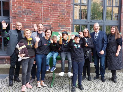 Bezirksstadtrat Harald Muschner mit dem „Gewinner-Team“ kurz nach der Preisverleihung (Bild: BA Reinickendorf)