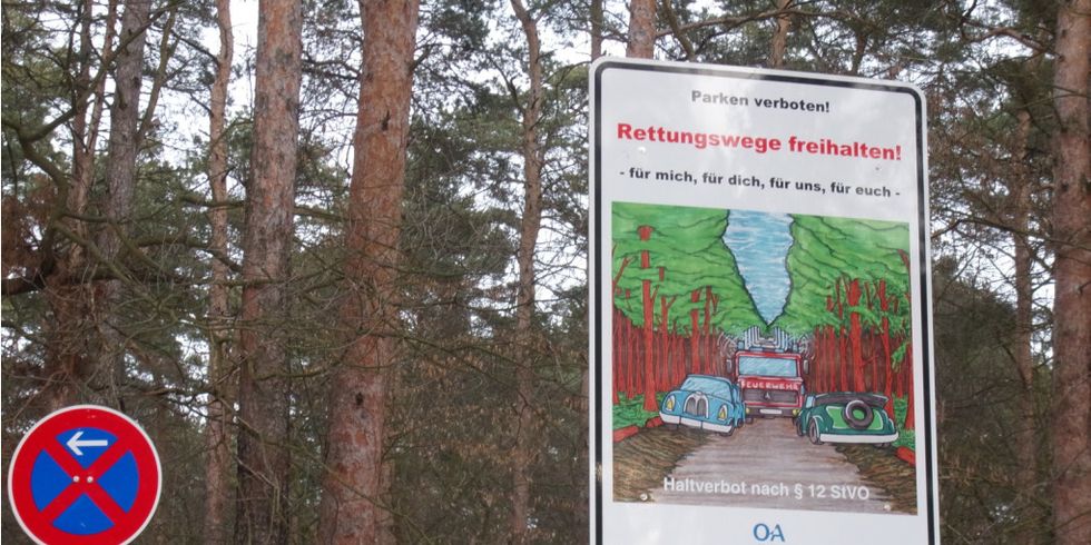 Parkverbot und Hinweisschild Rettungswege freihalten