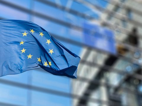 Flagge der Europäischen Union vor dem Europäischen Parlament