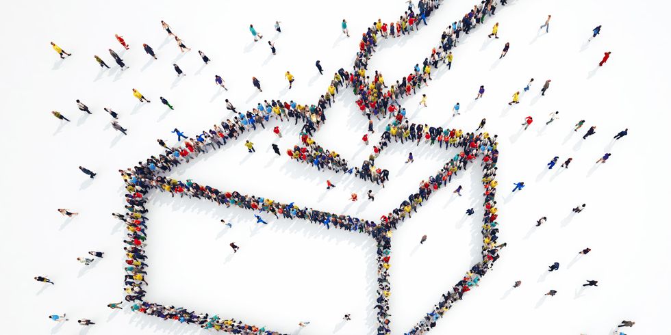 Menschen bilden das Symbol einer Wahlurne