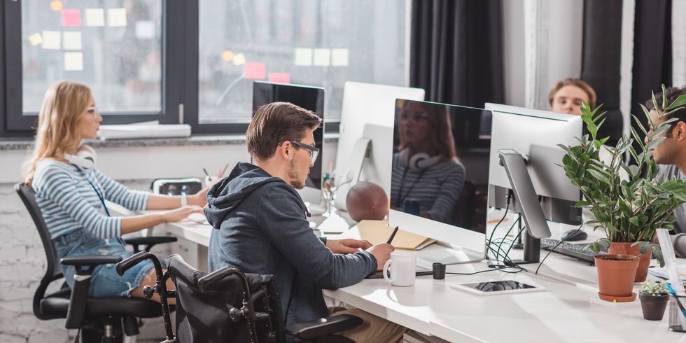 Verschiedene Menschen bei der Arbeit im modernen Büro