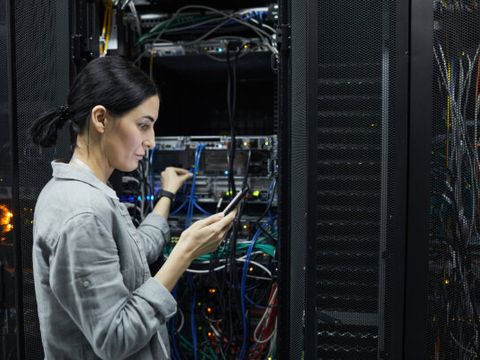 Junge Frau arbeitet am Computer