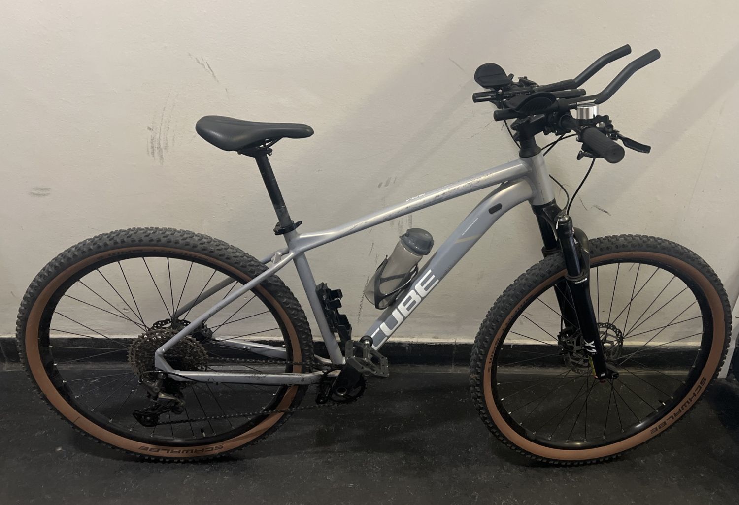 Graues Herrenfahrrad