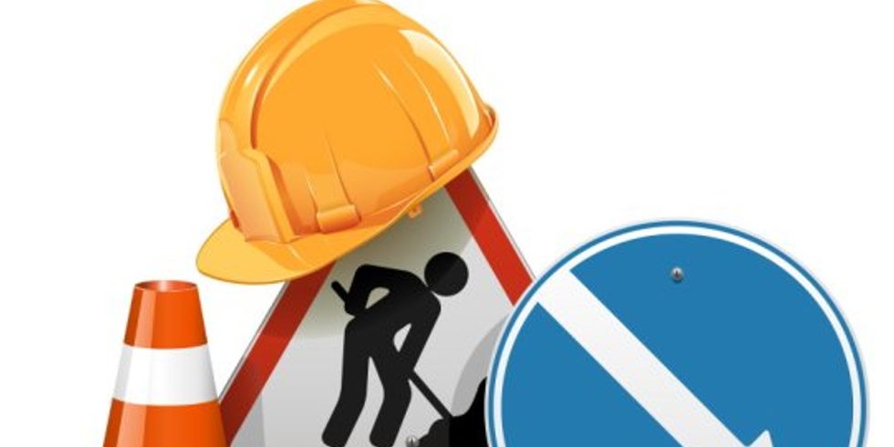 Verkehrszeichen, Helm und Pylon