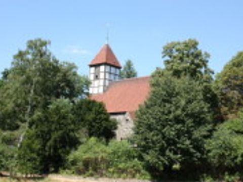 Dorfkirche Tempelhof hinter Bäumen