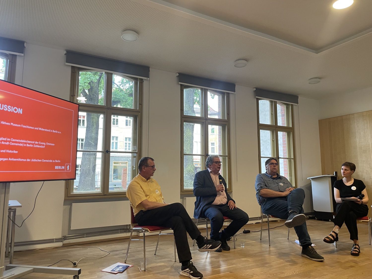 Blick auf das Podium: Dr. Michael Häusler, Sigmount Königsberg, Thomas Irmer und Moderatorin Nora Hogrefe