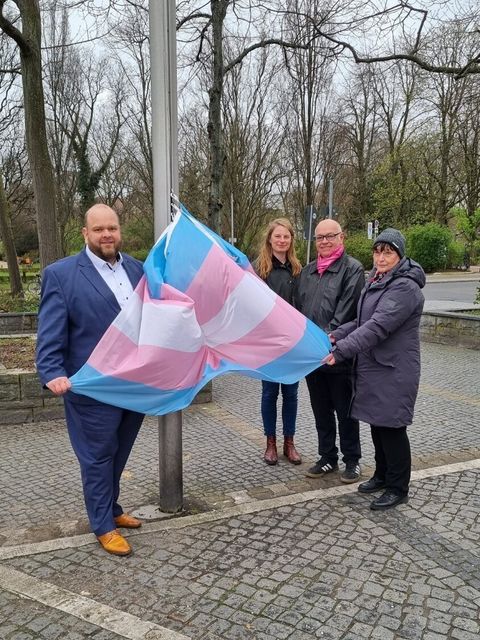 Von links nach rechts: Stellvertretender Bezirksbürgermeister Matthias Steuckardt, Queer-Beauftragte Dr. Ann-Kathrin Biewener, Klaus Hackenschmied (Bezirksverordneter, queerpolitischer Sprecher der CDU) und Manuela Harling (Bezirksverordnete, inklusionspolitische Sprecherin der SPD-Fraktion)