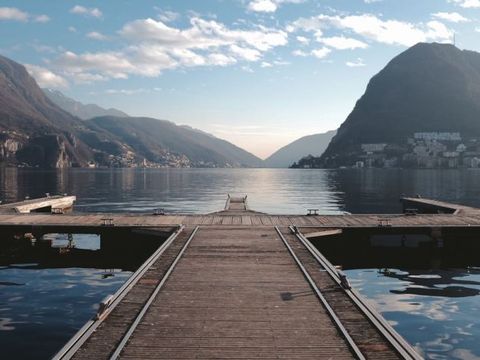 Perspektive am See und Berg