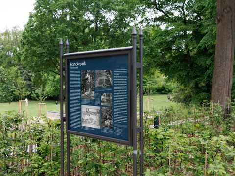 Eine Geschichtstafel im Franckepark