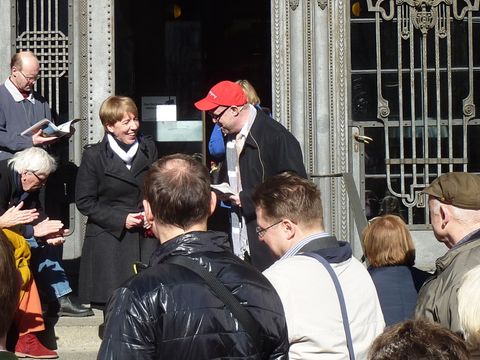 Gleichstellungsbeauftragte Christine Rabe und Bezirksbürgermeister Reinhard Naumann, 8.3.2014, Foto: KHMM