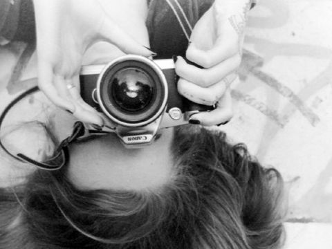 Analoge Fotografie: Ein Kind guckt durch eine analoge Kamera und macht eine Einstellung am Objektiv. (Bild: © Jugendkunstschule Pankow)