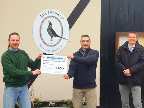 v.l.n.r.: Jonas Fischer (Leitung Alte Fasanerie), Götz Rose (1. Vorsitzender Teamwork Sport+Events e.V.), Bezirksstadtrat Tobias Dollase (Bild: BA Reinickendorf)