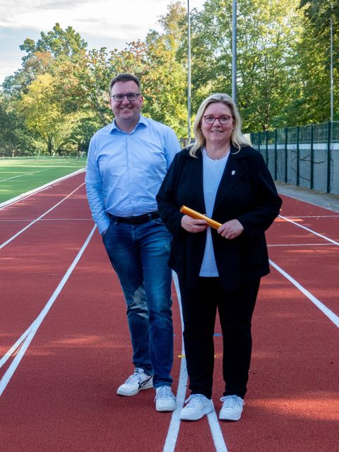 Sportstadträtin Dr. Carola Brückner mit Baustadtrat Thorsten Schatz im September 2023 bei der Eröffnung der sanierten Rundlaufbahn im Stadion Haselhorst (Bild: BA Spandau)