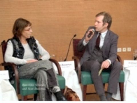 Ein Mann interviewt eine Frau.