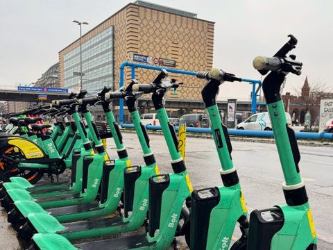 E-Scooter an einem Jelbi-Punkt