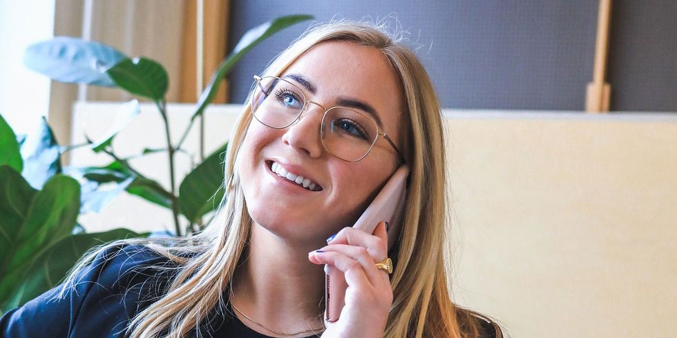 Frau telefoniert mit Handy