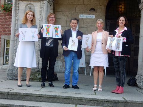 Jurymitglieder (v.l.n.r.): Buddy Bär Berlin GmbH Andrea Nohut, Filialdirektorin Berliner Sparkasse Babette Franck, Bezirksstadtrat Uwe Brockhausen, regionale Schulaufsicht Brita Tyedmers, Leiterin der Jugendkunstschule Reinickendorf Claudia Güttner (Bild: G. Pätzold )