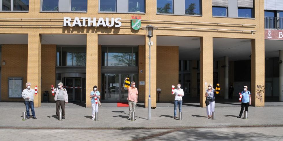 Tag der Sehbehinderten 2021 - Mützen für die Poller auf dem Alice-Salomon-Platz - Poller sichtbar machen