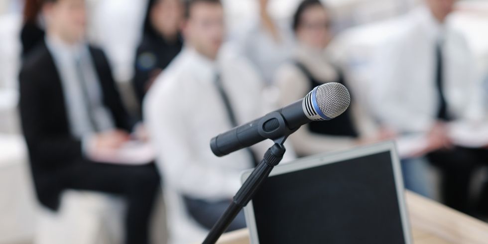 Laptop auf Podium bei einer Konferenz