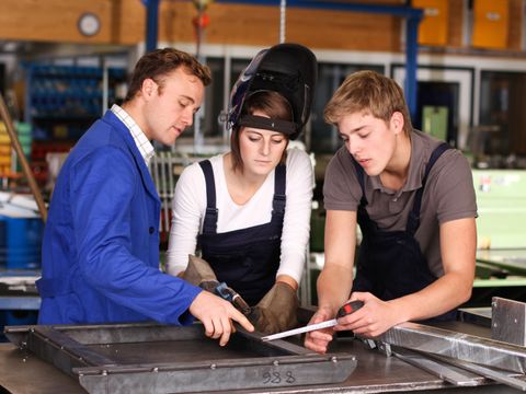 Auszubildende mit Ausbilder