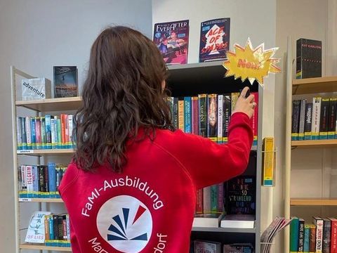 Azubi mit Azubi-Tag-Sweatshirt