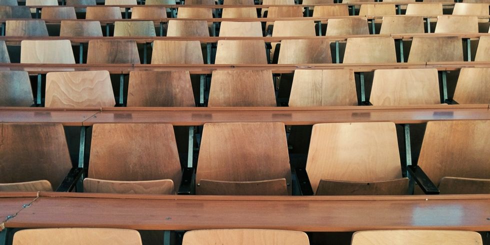 Holzstühle in einem Hörsaal