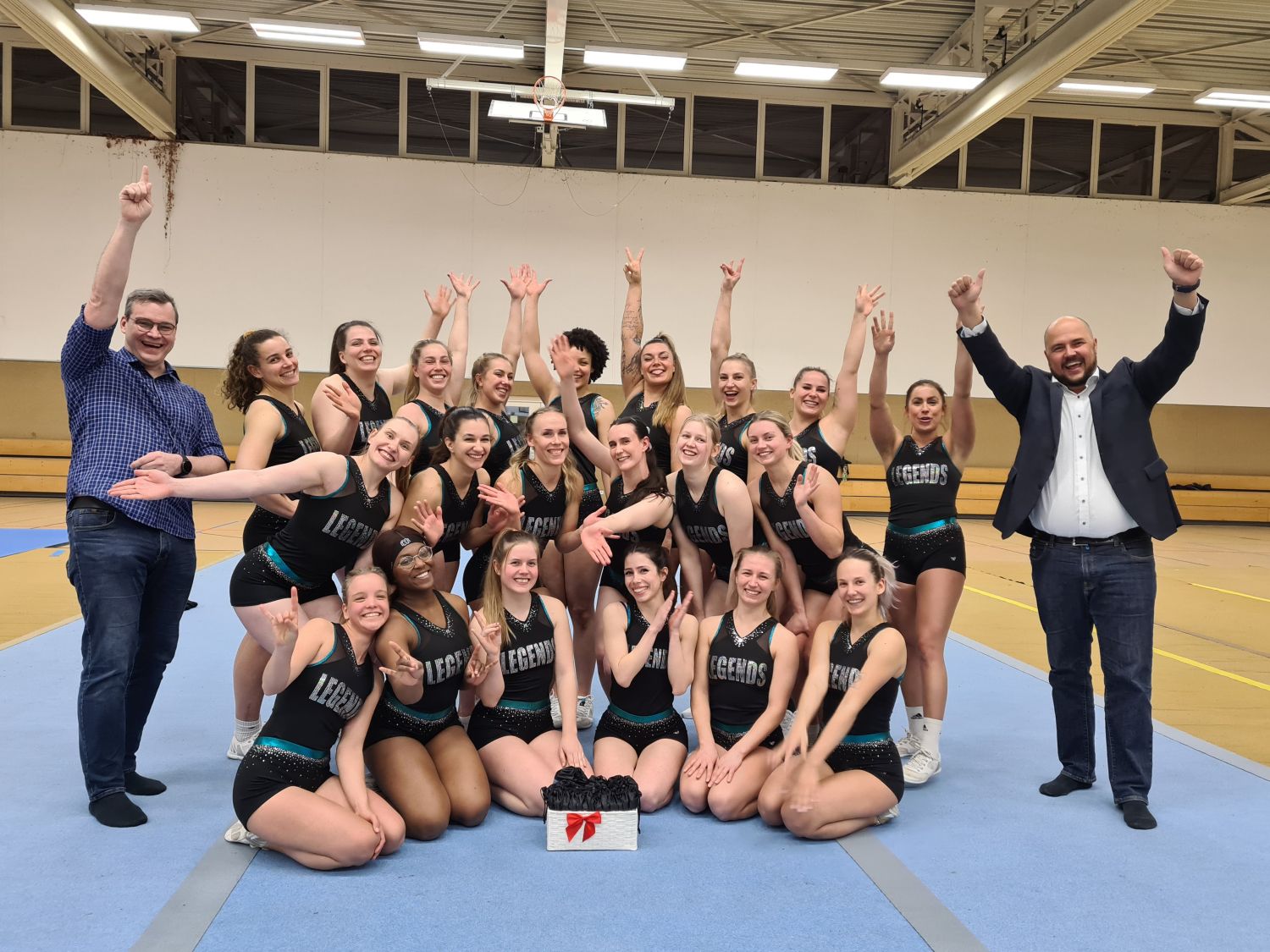 Cheerleader UCB Legends / Gruppenbild mit Frank Bewig